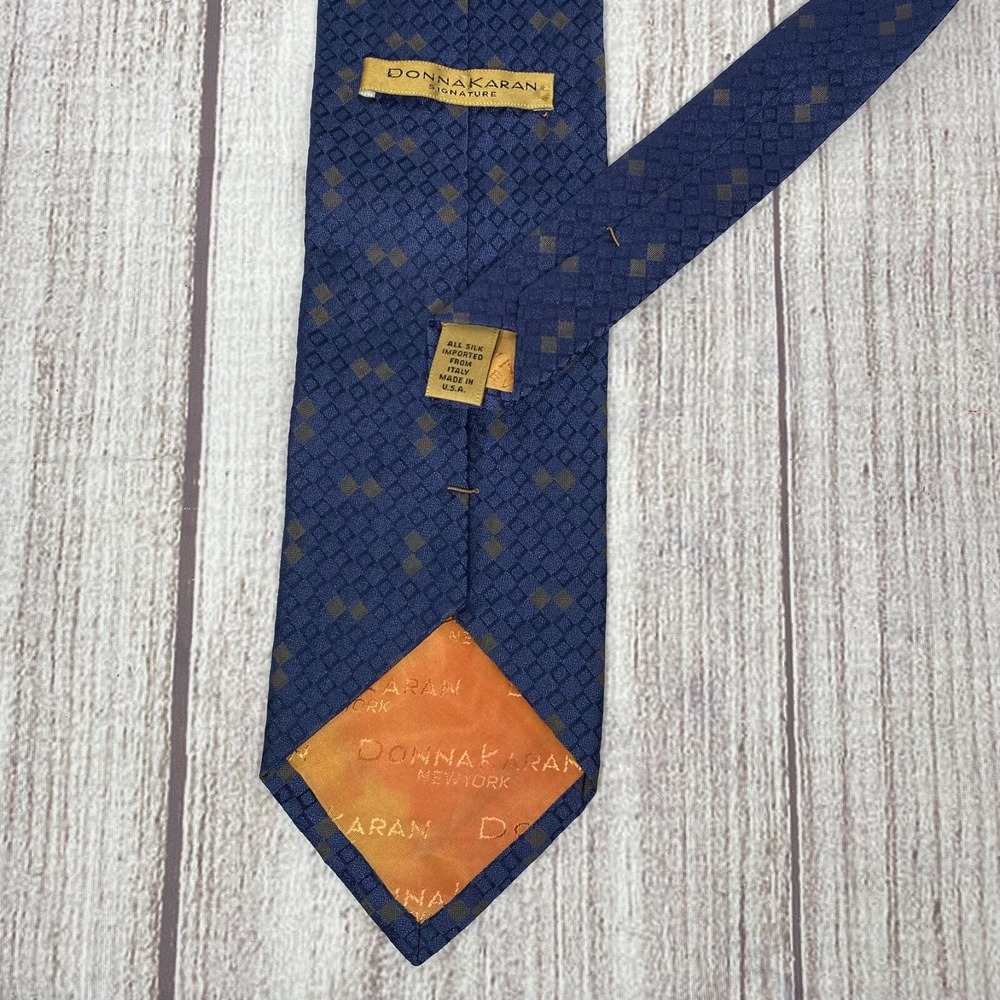 Donna Karan Signature Mens Silk Necktie Navy Gold Diamonds Geo Print Tie 3.75x60 - Picture 4 of 4
